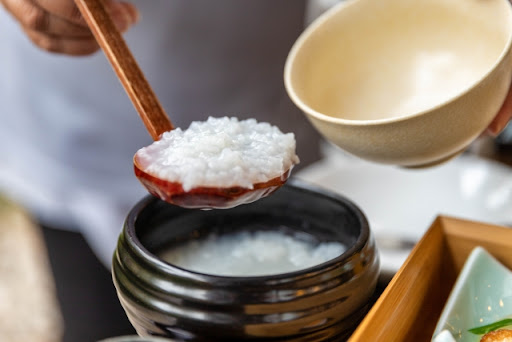 消化の良い食べ物　粥をよそう