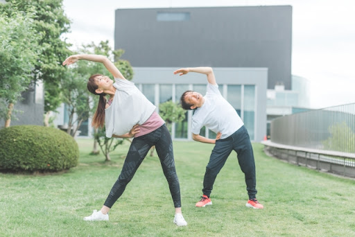 朝から体操をする男女